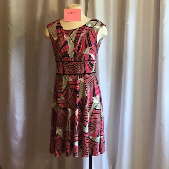 Colorful geo patterned sleeveless dress in size 8 by DRESSBARN - Picture 2 of 13